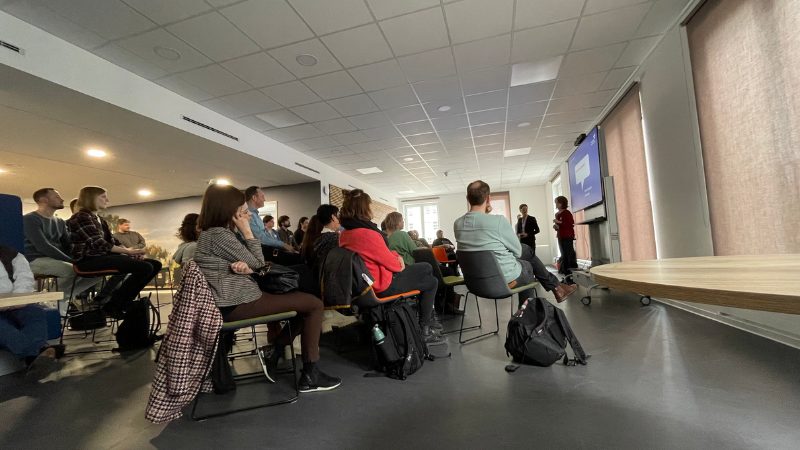 Für unsere Regionalveranstaltung suchen wir Schulen, die ihre Erfahrungen mit Digitalisierungsprozessen in Ihrem Schulalltag vorstellen möchten. Anders als im letzten Jahr, als der Fokus auf Best-Practice-Beispielen lag, möchten wir diesmal authentische Einblicke in alle Etappen der digitalen Schulentwicklung gewinnen - von den ersten Schritten bis zu etablierten Erfolgskonzepten.